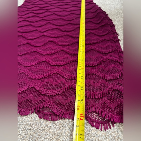 GUESS Sheath Dress Wine Scalloped Women's Size Fringe 8 Sleeveless Short - Picture 2 of 8